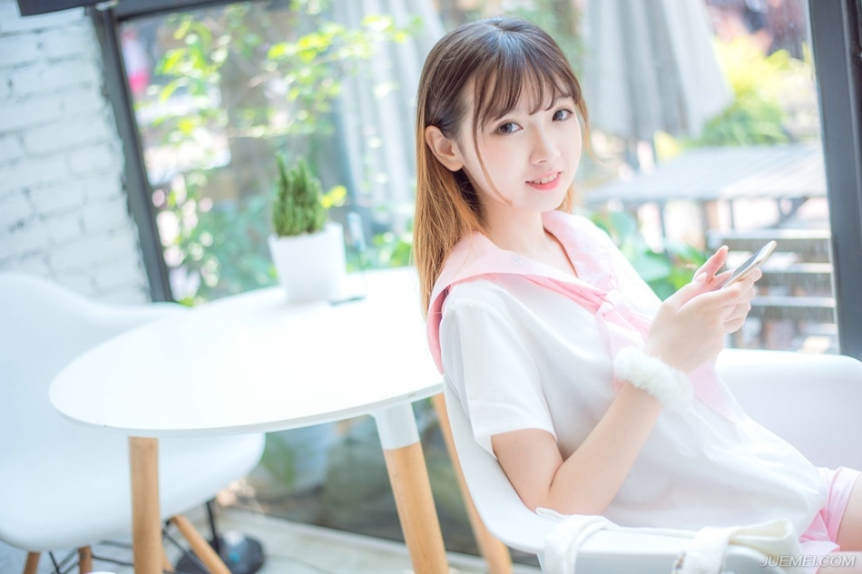 “如果有人将我的行踪报知江东的话，他们就会知道了。”陈到收起了笑容，看着伏德。